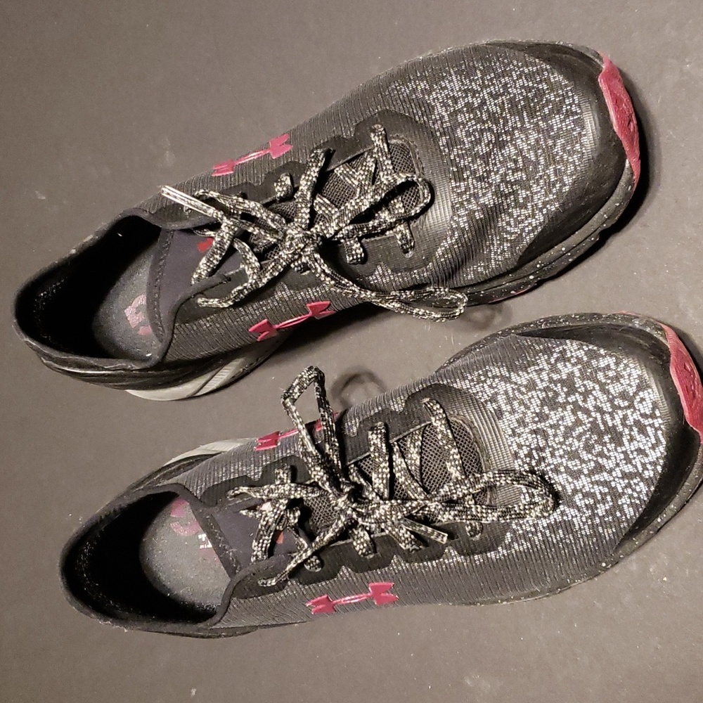 Under Armour Women Running Shoe Black Burgundy Metallic Speckles size 8.5